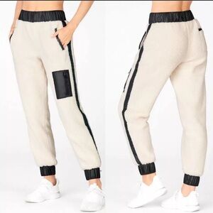 Fabletics Alaska Sherpa Teddy Bear Fleece Jogger Pants Size Small White / Black